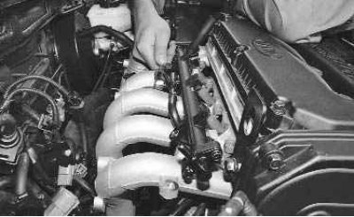 Примечание. Так расположены гайки шпилек крепления ресивера к головке блока цилиндров.