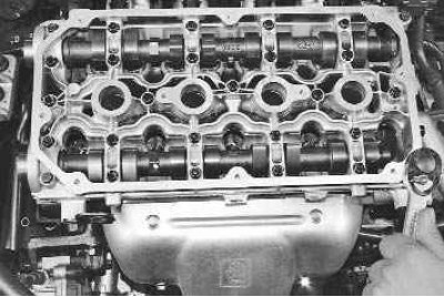 Примечание. Так расположены болты крепления корпуса подшипников распределительных валов к головке…