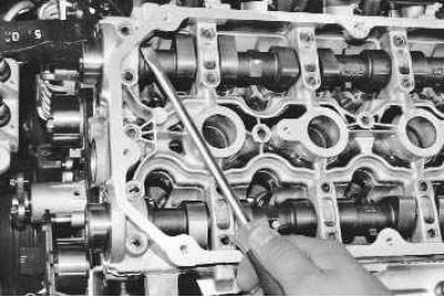 8. Выверните болты крепления корпуса подшипников распределительных валов к головке блока цилиндров.