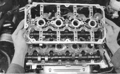 9. Аккуратно подденьте отверткой корпус подшипников распределительных валов...