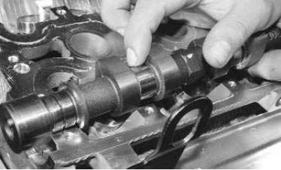 11. Снимите с передних концов распределительных валов сальники...