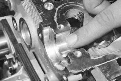 13. Внимательно осмотрите опоры на корпусе подшипников распределительных валов...