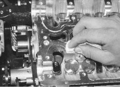 20. Очистите от герметика привалочные поверхности корпуса подшипников распределительных валов...