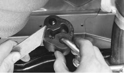 3. ...а затем с кронштейна дополнительного глушителя.