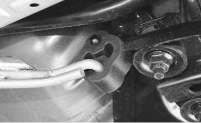 4. Установите новую подушку в порядке, обратном снятию. Для облегчения установки подушки смажьте…