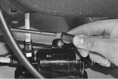 5. Ослабьте хомут крепления шланга к трубопроводу системы улавливания паров топлива, сжав…