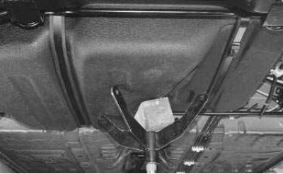 7. Ослабьте хомуты крепления к топливному баку шланга наливной трубы 1 и отсоедините шланг от…