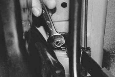 9. Отсоедините от топливного фильтра топливопроводы (см. «Замена топливного фильтра»).