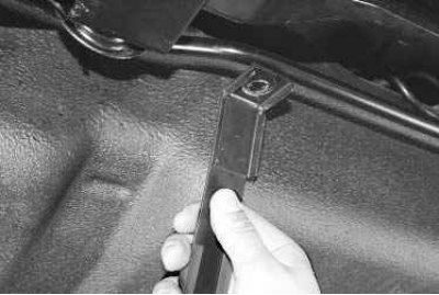 10. Выверните два болта кронштейнов крепления топливного бака...