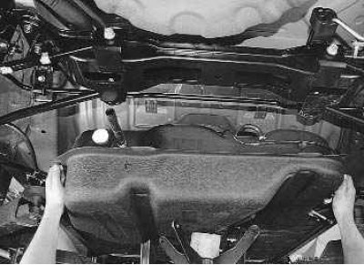 12. Внимательно осмотрите предохранительные резиновые прокладки кронштейнов крепления топливного…