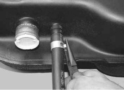 14. При необходимости снимите кронштейны топливного бака, выведя их штифты из отверстий в панели…