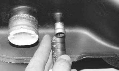 15. Ослабьте хомут крепления шланга вентиляции топливного бака к его патрубку, сжав пассатижами его…