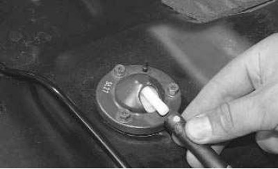 18. Ослабьте хомут крепления шланга системы улавливания паров топлива к штуцеру клапана, сжав…