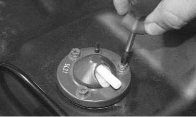 Примечание. Так расположены винты крепления клапана системы улавливания паров топлива.