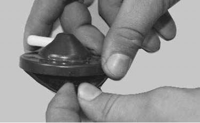 21. ...и извлеките клапан из топливного бака.