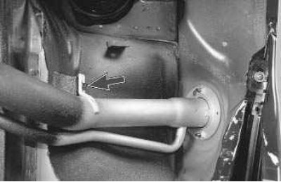 23. При установке уплотнительной прокладки ее ус должен войти в отверстие прижимной пластины.