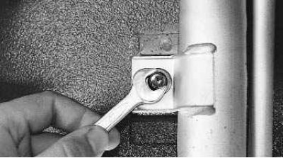 Примечание. Так расположен кронштейн крепления наливной трубы топливного бака к панели кузова.