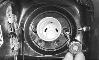 24. Если нужно снять наливную трубу топливного бака, выверните болт крепления кронштейна наливной…