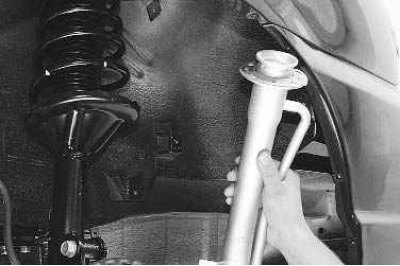 25. ...два болта крепления к боковине кузова...