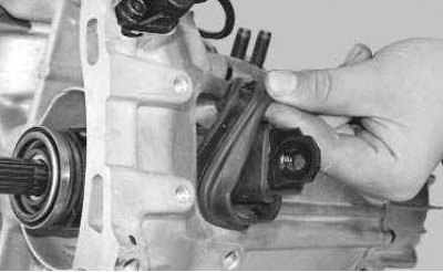 1. Снимите коробку передач (см. «Снятие и установка коробки передач»).