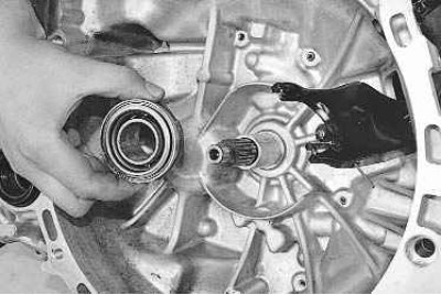 3. Выведите из зацепления с шарниром оба конца фиксирующей пружины.