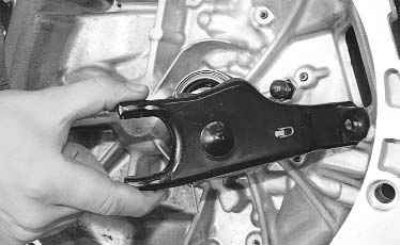 4. Отсоедините подшипник выключения сцепления от вилки, снимите подшипник...