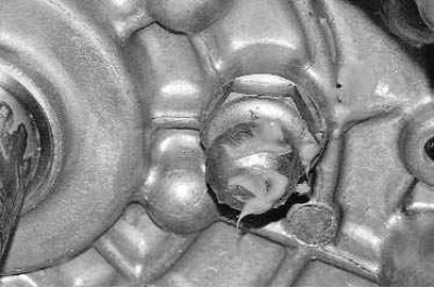 6. Смажьте тонким слоем консистентной смазки наружную поверхность направляющей втулки...