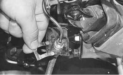 11. Снимите с коробки передач рабочий цилиндр сцепления, не отсоединяя от него трубопровод (см.…