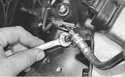 12. Извлеките фиксирующую скобу, протолкните вниз гибкий шланг...