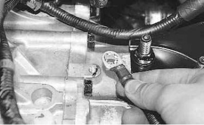 14. Выверните болт крепления клеммы провода «массы»...