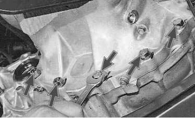 17. Аккуратно поддомкратьте или подвесьте двигатель и коробку передач, снимите переднюю и заднюю…