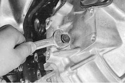 20. ...и снимите кронштейн.