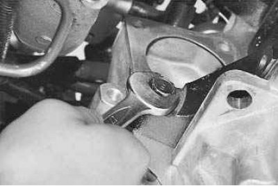 21. Выверните болт переднего крепления...