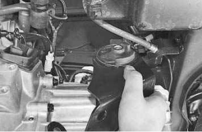 23. Извлеките оправку из левой опоры...