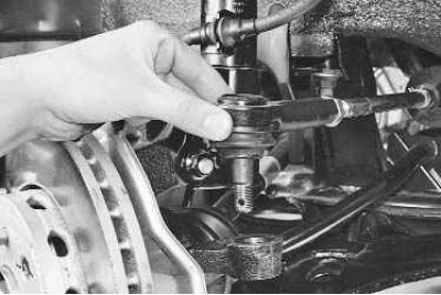 3. Отсоедините от рулевого механизма вал рулевого управления (см. «Замена валов рулевого…