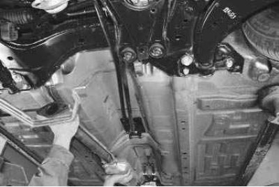 5. Снимите каталитический нейтрализатор (см. «Замена каталитического нейтрализатора»)...