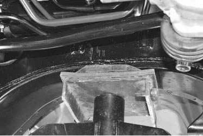 9. Подставьте под двигатель опоры или вывесите его грузоподъемным механизмом, снимите переднюю…