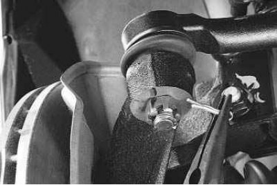 2. Ослабьте затяжку контргайки наконечника рулевой тяги.