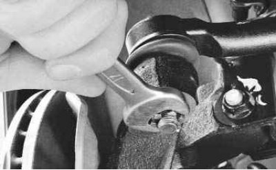 3. Пассатижами извлеките из шарового пальца наконечника рулевой тяги шплинт.