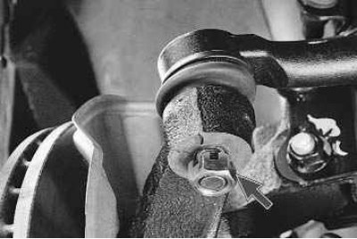 Примечание. При отсутствии съемника палец шарового шарнира можно выбить резкими ударами молотка по…