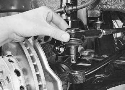 6. Окончательно отверните гайку крепления шарового пальца...