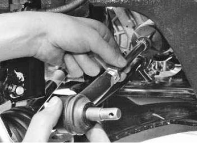 Внимание! Самоконтрящиеся гайки крепления пальцев шарниров рулевых тяг при каждой разборке…