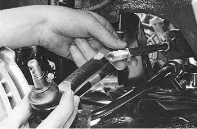 Примечание. При выворачивании наконечника рулевой тяги подсчитайте количество оборотов, чтобы при…