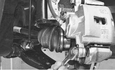 2. Выньте из кронштейна резиновый уплотнитель вместе со шлангом и отведите шланг в сторону.