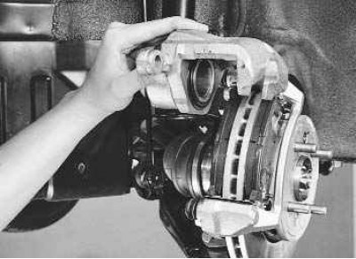 3. Выверните нижний направляющий палец суппорта...