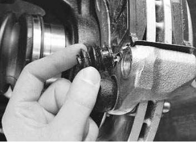 4. ...и поднимите суппорт вверх.