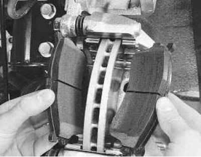 5. Снимите защитный чехол направляющего пальца, очистите от грязи и проверьте его состояние.…