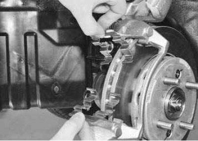 Примечание. Так выглядят тормозные колодки переднего тормозного механизма: 1 – внутренняя тормозная…