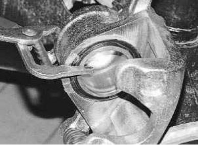 7. ...и снимите с направляющих колодок две удерживающие пластины.