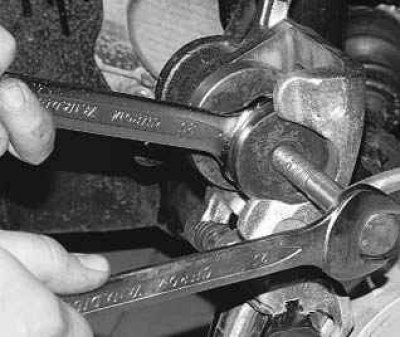 8. Утопите поршень рабочего цилиндра с помощью раздвижных пассатижей...